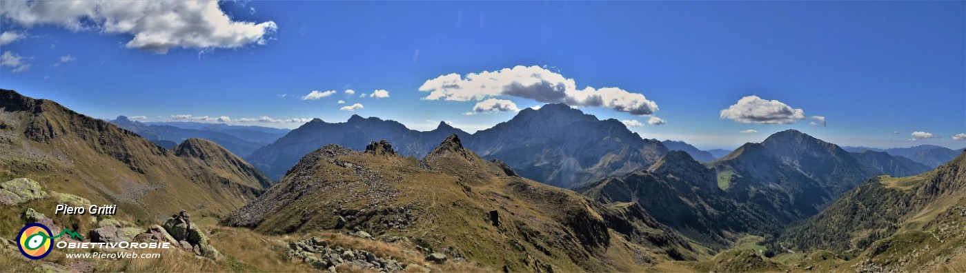 26 Salendo in Cima di Mezzeno ampia vista panoramica con al centro il Monte delle galline.jpg